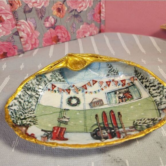 DECOUPAGE CLAM SHELL DECOUPAGE CHRISTMAS TRAILER ON A CLAM SHELL TRINKET DISH - Picture 6 of 10